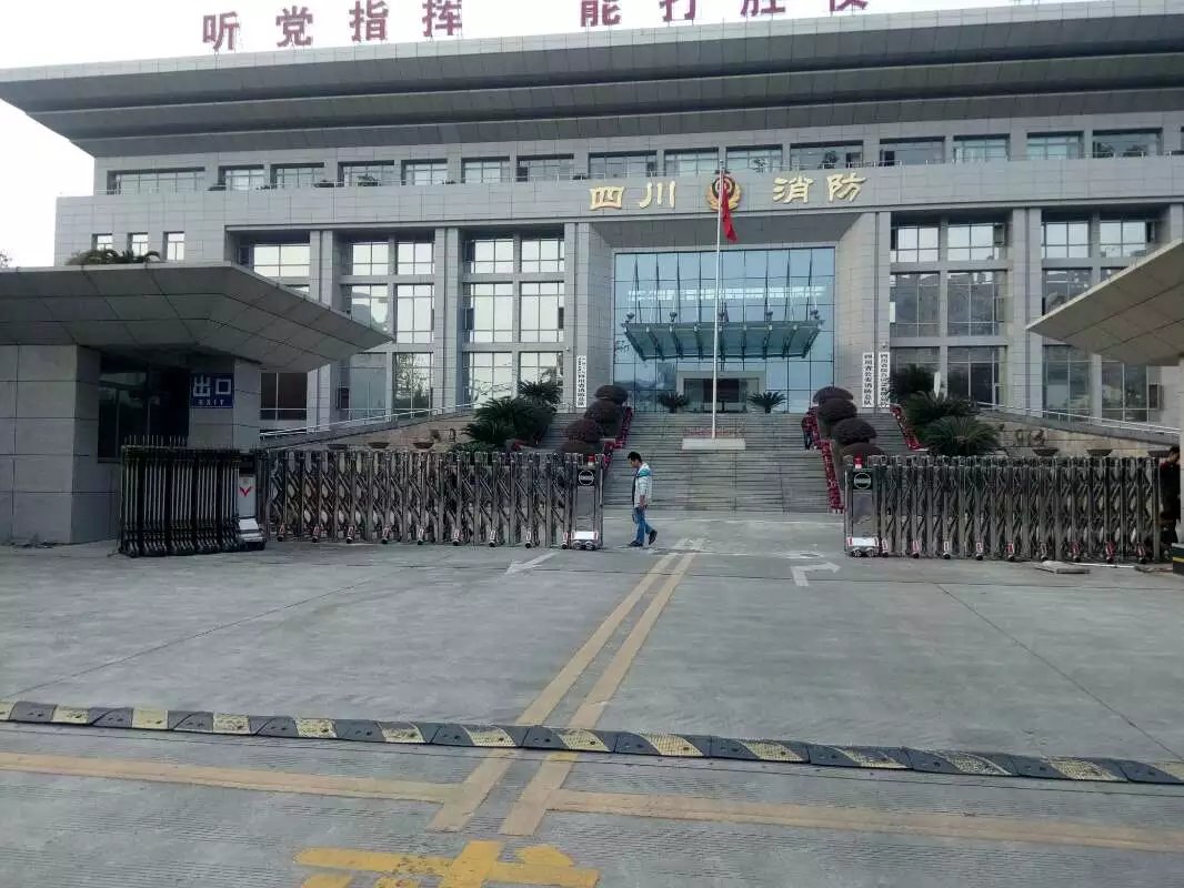 常州金坛区常州金坛区四川消防总队伸缩门